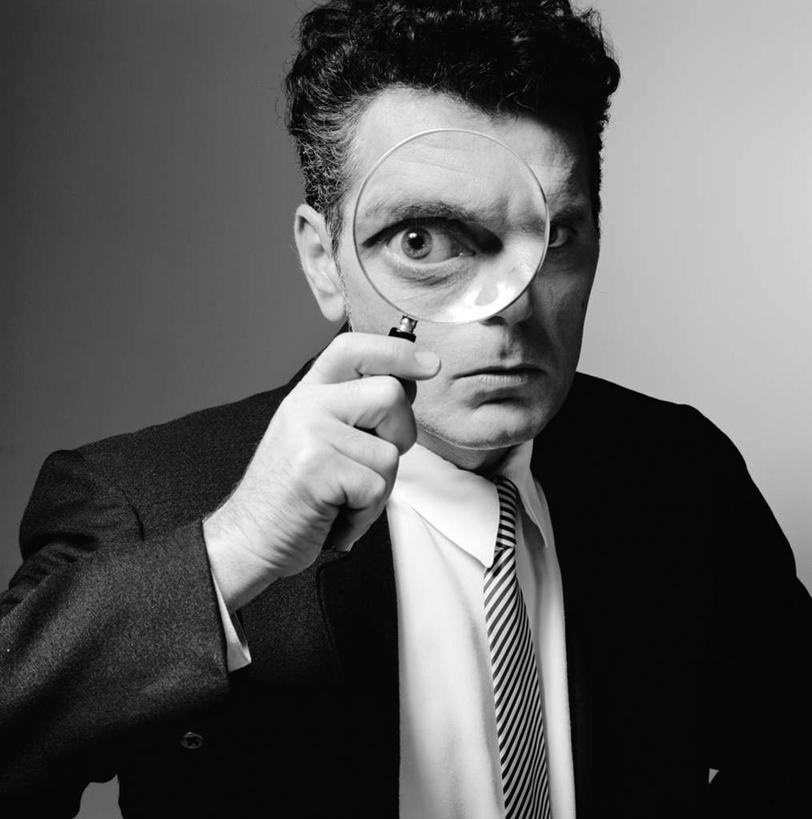 西方人,头发,一个人,商务人士,商务男性,站,举,笑,微笑,竖图,黑白,室内,白天,正面,衬衫,仪器,欧洲,欧洲人,仅一个男性,仅一个人,握,套装,检查,反射,分析,科学,放大镜,拿,拿着,注视,仅一个年轻男性,一个,黑色,观察,看,托,站着,清晰,探索,握着,放大,单个,观看,仔细,透镜,察看,凸透镜,聚焦,关注,商务装,工薪阶层,光学,清楚,男人,男性,年轻男性,白种人,白领,上班族,举起,举手,举着,向上举,向上伸,向上托,站立,半身,衬衣