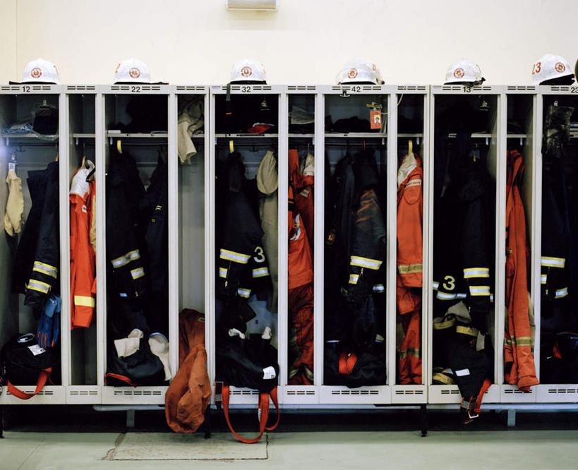 无人,横图,室内,白天,正面,安全,地板,柜子,帽子,一排,许多,吊挂,悬挂,阴影,整齐,光线,标志,数字,头盔,文字,影子,字符,防护,地面,储物柜,挂,标识,木地板,排列,衣服,红色,白色,黑色,阳光,安全帽,衣橱,阿拉伯数字,保护,队列,保险,消防服,更衣橱,保全,周全,安稳,安定,平安,彩图