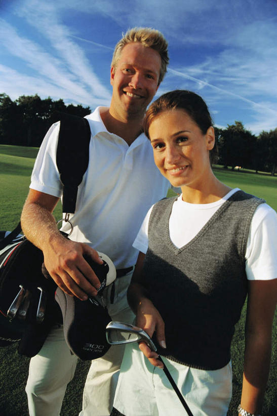 西方人,两个人,夫妻,站,笑,微笑,露齿笑,竖图,室外,白天,正面,爱情,锻炼,旅游,度假,运动,草地,草坪,植物,欧洲,欧洲人,握,阴影,服装,光线,包,影子,浪漫,拿,旅行包,拿着,注视,休闲装,娱乐,高尔夫球场,草,树,树木,衣服,绿色,阳光,自然,背包,观察,看,站着,享受,休闲,休闲服,恩爱,放松,握着,恋人,服饰,生长,成长,观看,察看,关注,室外运动,户外运动,高尔夫球棒,旅游包,男人,男性,年轻男性,年轻女性,女人,女性,白种人,夫妇,情侣,站立,半身,彩图,健身,伴侣,双肩包