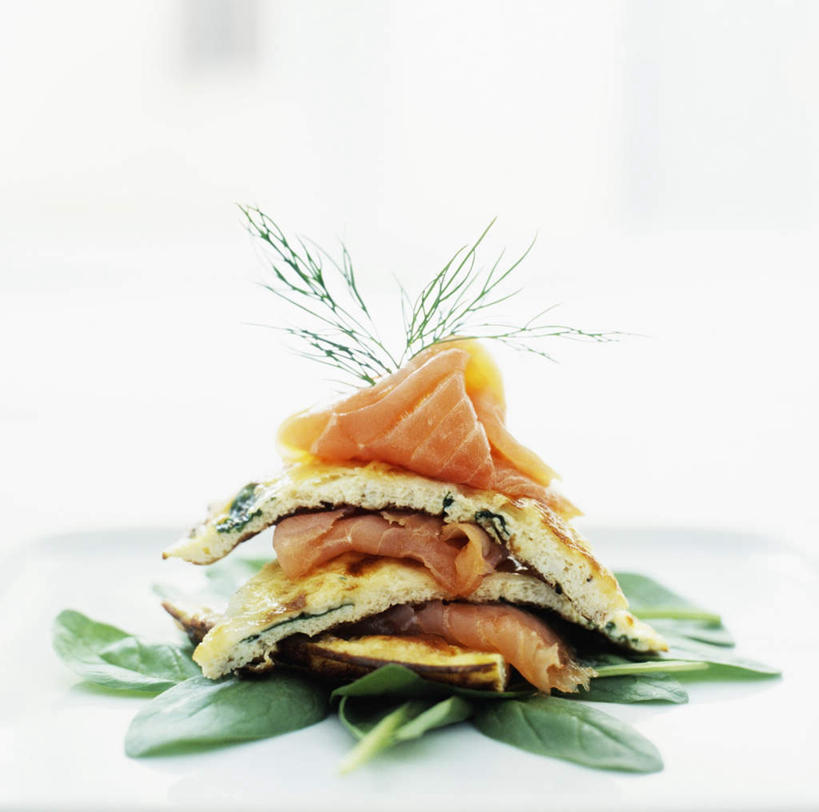 三文鱼,无人,横图,俯视,室内,特写,白天,白色背景,桌面,桌子,鲑鱼,菠菜,蔬菜,新鲜,木制,蛋,鸡蛋,食品,蔬菜卷,食物,木制品,摄影,有机食品,绿色食品,影棚,大马哈鱼,莳萝,撒蒙鱼,萨门鱼,冰海之皇,鲑,洋茴香,土茴香,马哈鱼,麻哈鱼,大麻哈鱼,卵,鹦鹉菜,鼠根菜,角菜,红嘴绿鹦哥,赤根菜,菠薐菜,波斯草,彩图,高角度拍摄,影棚拍摄,拍摄