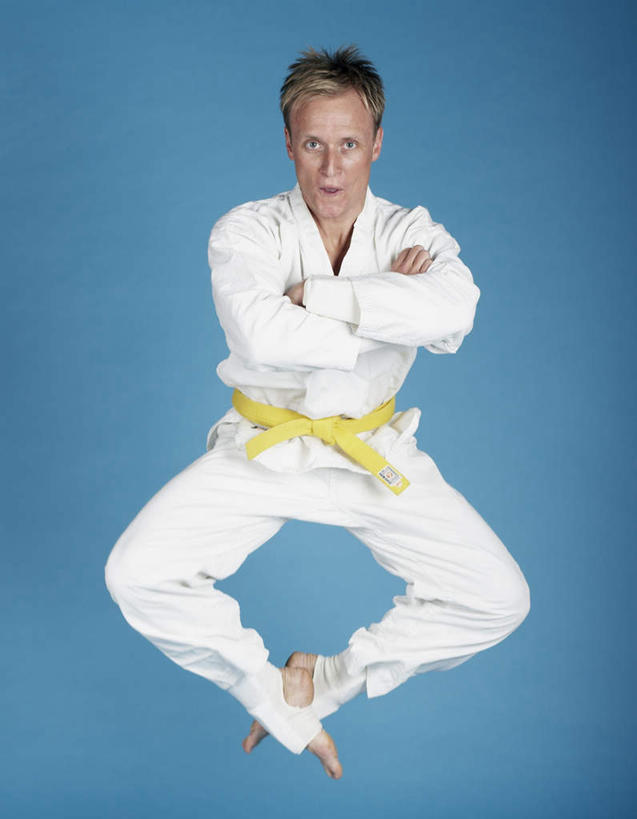 西方人,一个人,跳,竖图,室内,白天,正面,锻炼,运动,跆拳道,欧洲,欧洲人,仅一个男性,仅一个人,阴影,蓝色背景,光线,影子,半空,注视,腰带,仅一个年轻男性,黄色,阳光,观察,看,摄影,影棚,观看,察看,关注,配饰,跆拳道服,裤带,体育,男人,男性,年轻男性,白种人,跳跃,彩图,全身,影棚拍摄,健身,拍摄