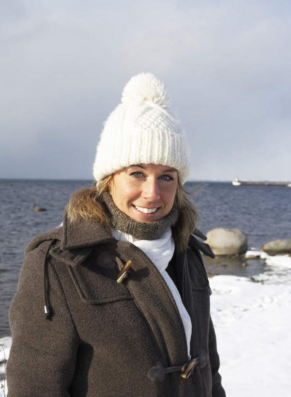 西方人,一个人,竖图,室外,白天,正面,海浪,海洋,石头,帽子,欧洲,欧洲人,仅一个年轻女性,仅一个女性,仅一个人,服装,石子,浪花,注视,休闲装,衣服,海水,观察,看,休闲,休闲服,服饰,观看,察看,空,关注,海景,棉帽,年轻女性,女人,女性,白种人,大海,风浪,海,海水的波动,近岸浪,石块,岩石,涌浪,半身,彩图