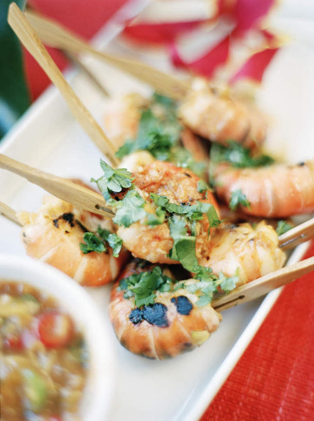 无人,竖图,俯视,室内,特写,白天,烹饪,中餐,餐桌,桌子,蔬菜,静物,餐具,布料,叉子,碟子,盘,葱,青葱,料理,食品,布纹,菜肴,美食,桌布,食物,盘子,餐巾,碟,台布,中式,一盘,佳肴,对虾,餐台,彩图,高角度拍摄