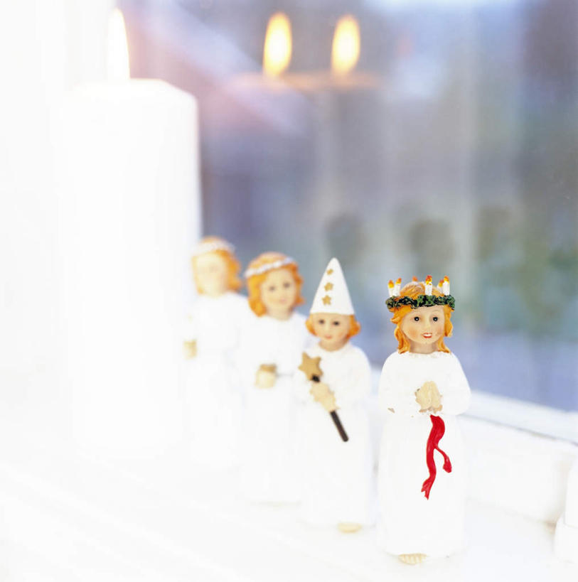 无人,竖图,室内,特写,白天,正面,窗户,静物,蜡烛,阴影,装饰,反射,火焰,人偶,影子,烛光,燃烧,玻璃窗,点燃,四个,华丽,修饰,点缀,衬托,美观,雅致,雅观,彩图