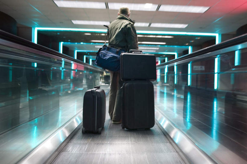 西方人,一个人,机场,站,横图,室内,白天,地板,天花板,电梯,飞机场,照明,欧洲,欧洲人,仅一个男性,仅一个人,握,服装,电动扶梯,墙,灯光,地面,自动扶梯,运输工具,拿,拿着,休闲装,顶灯,墙壁,墙面,灯,仅一个年轻男性,背面,衣服,行李,灯具,站着,休闲,休闲服,握着,服饰,照亮,照明设备,男人,男性,年轻男性,白种人,航空站,空港,站立,彩图,全身,扶手电梯,升降设备,运输带,自动行人电梯,电扶梯