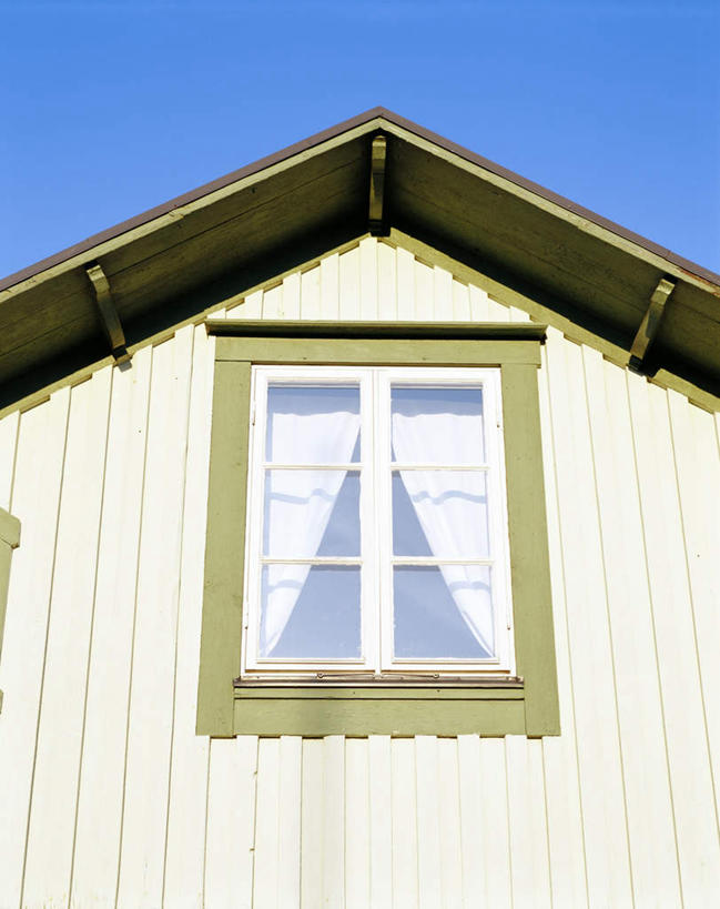 无人,家,竖图,室外,特写,白天,正面,窗户,窗帘,阴影,反射,影子,房屋,屋顶,屋子,公寓,顶棚,洋房,楼房,玻璃窗,住宅,蓝色,蓝天,天空,天,彩图,房子