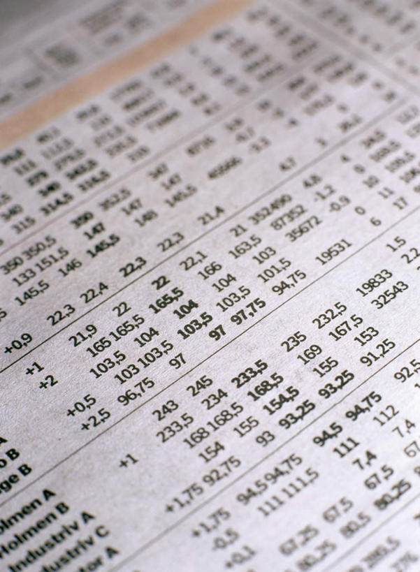 无人,竖图,俯视,室内,特写,白天,静物,报纸,一排,许多,整齐,信息,标志,数字,文字,字符,标识,排列,黑色,阿拉伯数字,新闻,队列,彩图,高角度拍摄,报刊