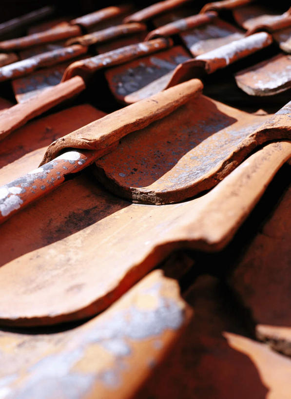 无人,竖图,室外,白天,正面,建筑,一排,阴影,朦胧,模糊,整齐,光线,瓦片,影子,屋顶,顶棚,瓦,排列,红色,阳光,建造,队列,屋瓦,彩图