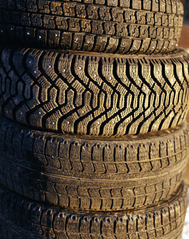 无人,竖图,室外,特写,白天,正面,静物,一堆,阴影,堆叠,堆积,光线,纹路,纹理,影子,黑色,阳光,轮胎,橡胶,堆,橡胶制品,彩图