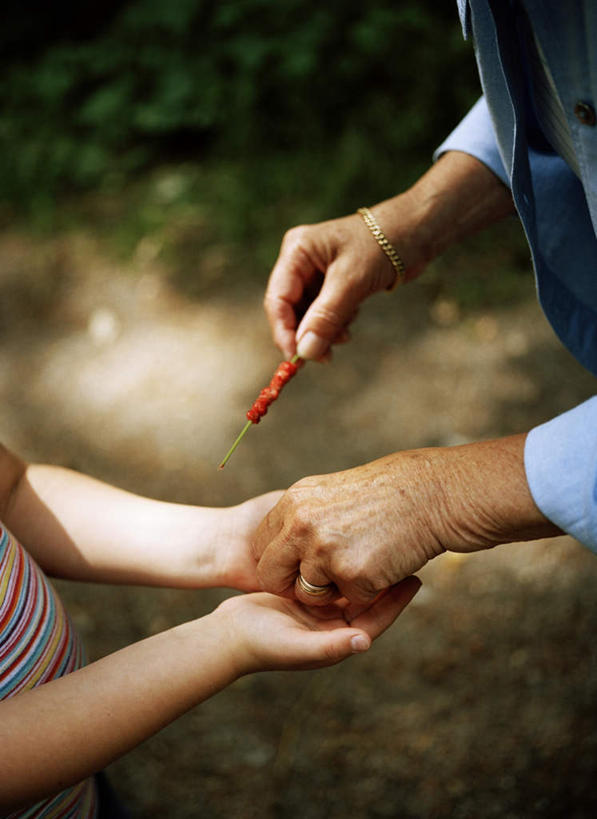 西方人,两个人,举,竖图,俯视,室外,白天,爱情,地板,草莓,浆果,水果,欧洲,欧洲人,握,阴影,服装,新鲜,反射,影子,生食,食品,果实,地面,浪漫,拿,拿着,休闲装,装饰品,食物,衣服,戒指,饰品,手链,首饰,托,休闲,休闲服,恩爱,握着,服饰,有机食品,绿色食品,信物,权利,递交,手饰,老年女性,女孩,女人,女性,白种人,洋莓,水果皇后,红莓,地莓,举起,举手,举着,向上举,向上伸,向上托,半身,彩图,高角度拍摄