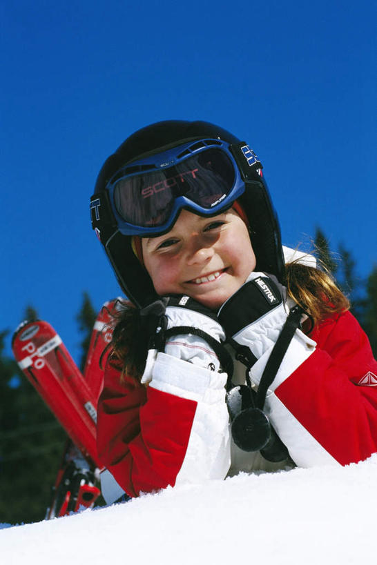 西方人,儿童,一个人,笑,微笑,露齿笑,竖图,室外,特写,白天,仰视,安全,雪,植物,大雪,欧洲,欧洲人,仅一个女性,仅一个人,撑,积雪,雪景,冬季,冬天,防护,注视,设备,树,树木,小孩,蓝色,绿色,蓝天,天空,自然,手套,天,观察,看,仅一个小孩,寒冷,生长,成长,观看,保护,察看,撑着,关注,保险,装备,保全,周全,安稳,安定,防护手套,严寒,配备,平安,女孩,女人,女性,白种人,孩子,半身,彩图,低角度拍摄,女生