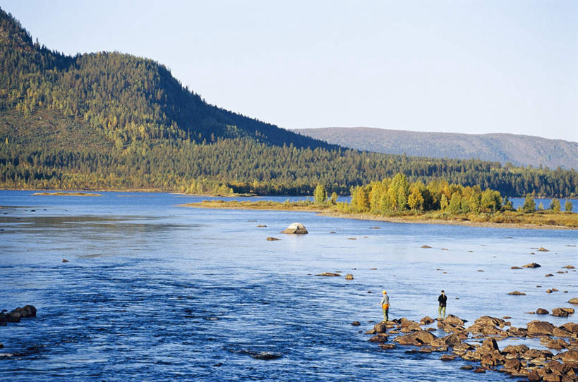 西方人,两个人,伙伴,朋友,站,举,横图,俯视,室外,白天,垂钓,友谊,河流,石头,山,山脉,水,植物,钓鱼竿,欧洲,欧洲人,握,石子,河水,山峰,水流,山峦,拿,拿着,树,树木,蓝色,绿色,蓝天,天空,自然,群山,天,托,站着,握着,生长,成长,渔具,友情,年轻女性,女人,女性,白种人,钓竿,鱼竿,石块,岩石,举起,举手,举着,向上举,向上伸,向上托,站立,彩图,高角度拍摄,全身,钓鱼,垂纶