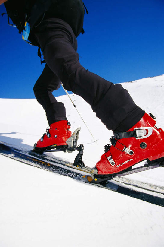 西方人,一个人,竖图,室外,特写,白天,仰视,锻炼,运动,雪,大雪,欧洲,欧洲人,仅一个年轻女性,仅一个女性,仅一个人,滑雪,积雪,雪景,冬季,冬天,蓝色,蓝天,天空,天,寒冷,严寒,体育,年轻女性,女人,女性,白种人,半身,彩图,低角度拍摄,健身