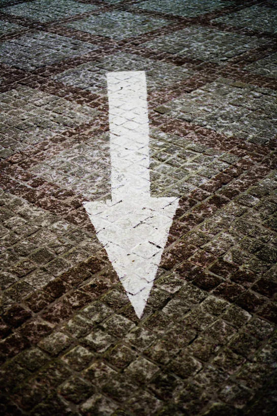 无人,竖图,俯视,室外,白天,道路,路,公路,交通,方向,标识,标记,箭头,一个,白色,单个,指向,簇,表记,标帜,马路,彩图,高角度拍摄