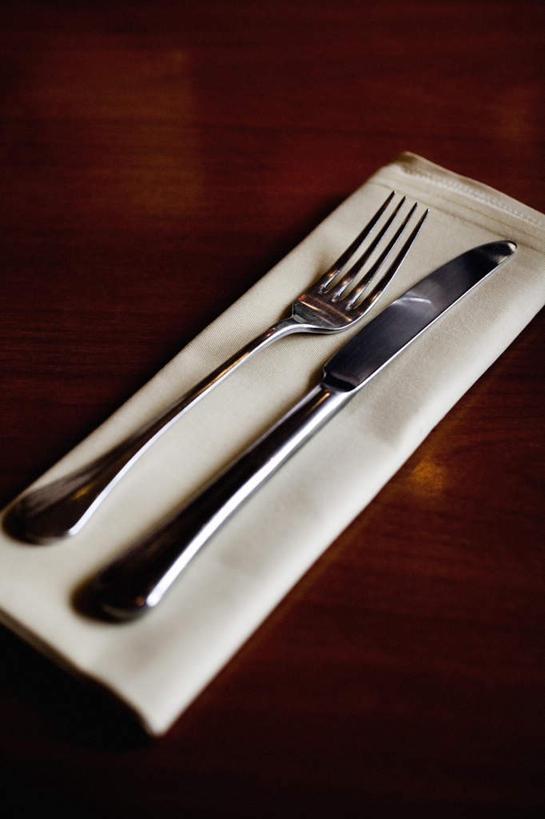 无人,竖图,俯视,室内,白天,餐桌,桌面,桌子,静物,餐具,一副,木制,刀叉,白色,餐巾,木制品,纸巾,餐台,一套,进餐用具,烹调用具,彩图,高角度拍摄