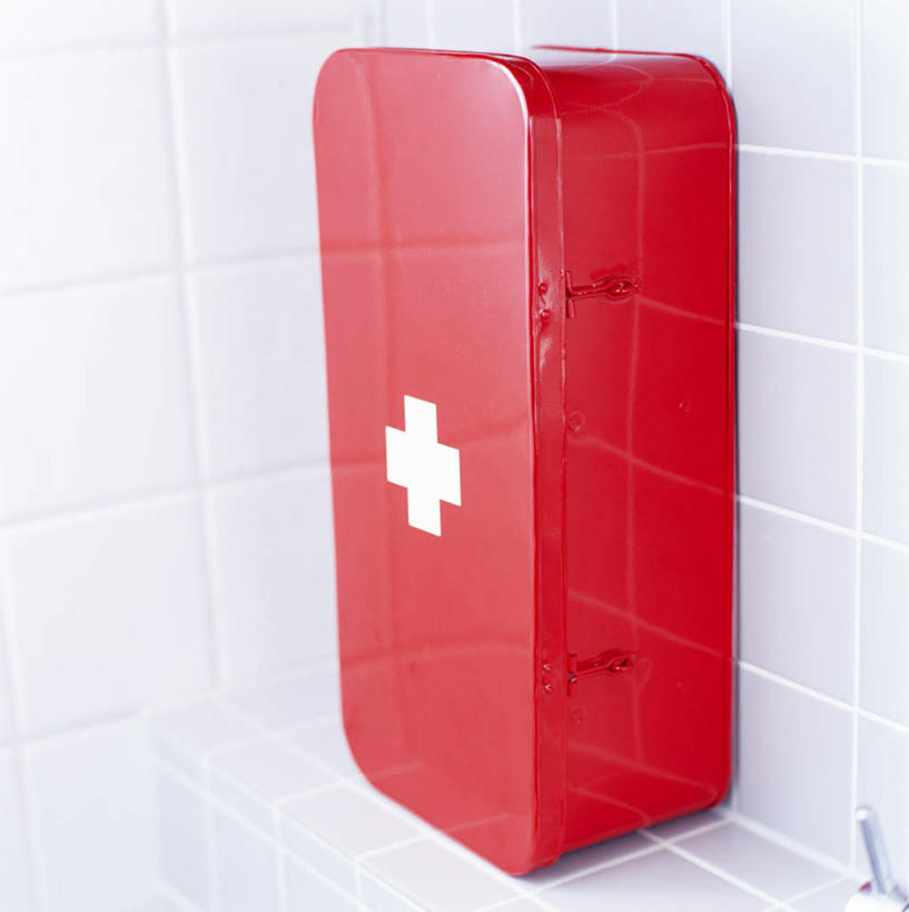 无人,竖图,俯视,室内,特写,白天,白色背景,安全,静物,一排,许多,阴影,整齐,光线,包装,标志,方格,符号,十字架,影子,墙,防护,墙壁,墙面,排列,一个,红色,白色,阳光,容器,箱子,摄影,影棚,单个,保护,药箱,队列,保险,包装箱,保全,周全,安稳,安定,平安,彩图,高角度拍摄,影棚拍摄,拍摄