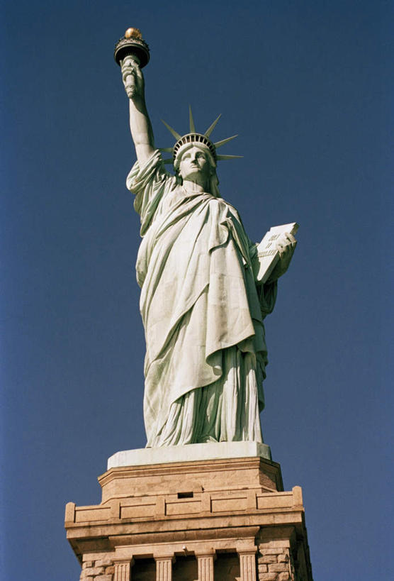 无人,站,举,竖图,室外,白天,仰视,旅游,度假,自由,美景,名胜古迹,城市,地标,雕塑,自由女神像,纽约,美国,自由女神,阴影,遗迹,光线,雕刻,雕像,影子,景观,曼哈顿,火炬,古迹,历史,文物,娱乐,古建筑,哈德逊河,自由岛,蓝色,蓝天,天空,阳光,自然,天,托,站着,享受,休闲,旅游胜地,景色,放松,晴朗,北美,北美洲,美好,自然风光,美洲,追求,古文明,向往,纽约市,纽约州,万里无云,北亚美利加洲,亚美利加洲,自由女神国家纪念区,自由女神铜像国家纪念碑,晴空,晴空万里,举起,举手,举着,向上举,向上伸,向上托,站立,彩图,低角度拍摄,曼哈顿岛,标志性建筑