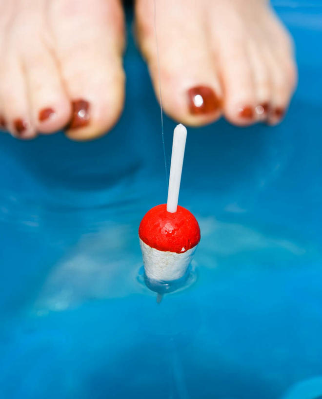 西方人,腿部,脚,脚趾,脚趾甲,腿,一个人,竖图,室内,白天,正面,按摩,水,欧洲,欧洲人,仅一个年轻女性,仅一个女性,仅一个人,护肤,阴影,光线,液体,影子,水滴,指甲油,一个,红色,蓝色,阳光,保养,享受,休闲,放松,保健,足浴,浮标,单个,脚盆,年轻女性,女人,女性,白种人,脚指甲,半身,彩图