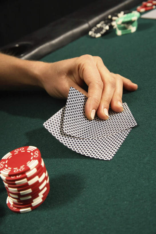 西方人,手,一个人,竖图,俯视,室内,特写,白天,游戏,赌博,贪欲,竞争,钱,桌子,纸牌,玩具,扑克,欧洲,欧洲人,仅一个年轻女性,仅一个女性,仅一个人,一堆,握,堆叠,堆积,钱币,办公桌,拿,玩,拿着,娱乐,刺激,休闲,手部,握着,金融,赌场,经济,活动,堆,发泄,消遣,智力,代币,赌具,博彩,流通,贸易,投机,侥幸,欲望,宣泄,货币,现金,硬币,年轻女性,女人,女性,白种人,玩耍,嬉戏,半身,彩图,高角度拍摄,胜负,输赢,娱乐场