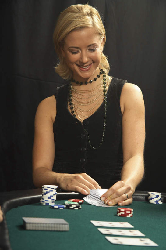 西方人,一个人,坐,笑,微笑,露齿笑,竖图,室内,白天,正面,游戏,赌博,贪欲,竞争,钱,桌子,纸牌,玩具,扑克,欧洲,欧洲人,仅一个年轻女性,仅一个女性,仅一个人,许多,握,钱币,墙,拿,玩,拿着,注视,娱乐,刺激,墙壁,墙面,低头,观察,看,靠,靠着,倚靠,休闲,握着,金融,赌场,经济,观看,活动,察看,倚着,发泄,关注,消遣,智力,代币,赌具,博彩,流通,贸易,投机,侥幸,欲望,宣泄,货币,现金,硬币,年轻女性,女人,女性,白种人,玩耍,嬉戏,坐着,半身,彩图,胜负,输赢,娱乐场