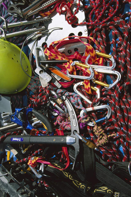 无人,攀登,竖图,俯视,室外,特写,白天,帽子,金属制品,阴影,光线,金属,头盔,影子,刀具,设备,一个,绿色,阳光,安全帽,绳子,刀,铁链,单个,绳索,链条,缆绳,装备,攀爬,彩图,高角度拍摄,攀缘,匕首