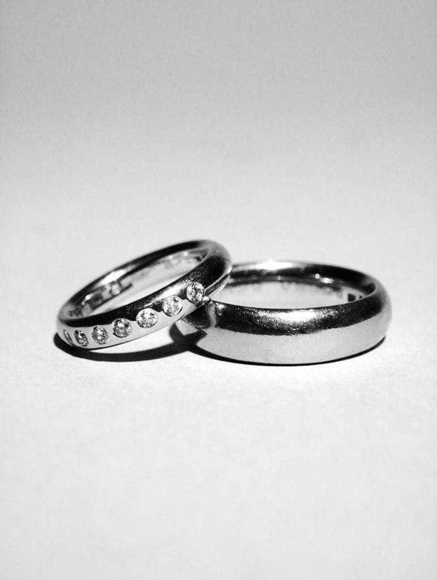 无人,竖图,俯视,室内,特写,白天,白色背景,爱情,桌面,静物,金属制品,阴影,光线,金属,影子,银色,浪漫,装饰品,两个,阳光,戒指,饰品,首饰,恩爱,摄影,影棚,信物,权利,手饰,彩图,高角度拍摄,影棚拍摄,拍摄