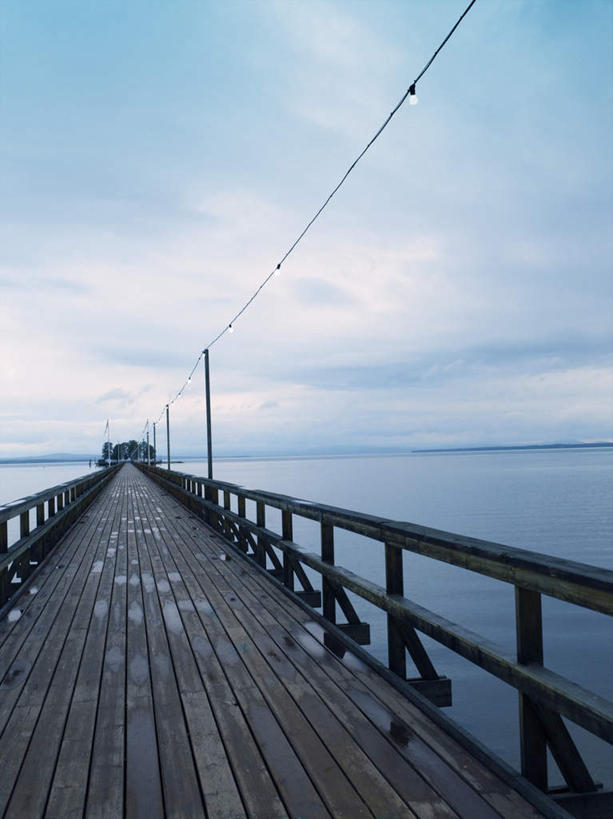 无人,栏杆,竖图,俯视,室外,白天,旅游,度假,海浪,海洋,美景,地板,瑞典,欧洲,阴影,波纹,电力,光线,电线,线,影子,栅栏,景观,浪花,篱笆,云,云朵,围栏,地面,电能,线路,云彩,娱乐,护栏,木地板,蓝色,白云,蓝天,水纹,天空,阳光,自然,海水,波浪,天,享受,休闲,景色,放松,电,电源,电源线,斯堪的纳维亚,自然风光,北欧,斯堪的纳维亚半岛,能量,海景,瑞典王国,大海,风浪,海,海水的波动,近岸浪,涌浪,彩图,高角度拍摄