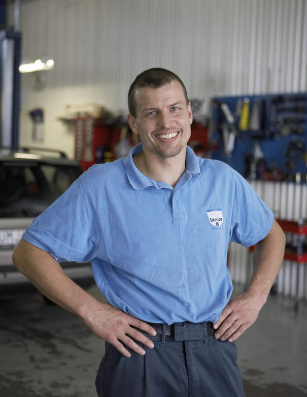 西方人,胡须,一个人,机修工,站,笑,微笑,露齿笑,竖图,室内,白天,正面,工作服,制服,汽车,欧洲,欧洲人,仅一个男性,仅一个人,阴影,光线,影子,墙,灯光,地面,注视,手叉腰,墙壁,墙面,车,工人,仅一个年轻男性,蓝色,交通工具,轿车,叉腰,观察,看,站着,观看,察看,双手叉腰,关注,载具,汽车修理厂,工作制服,男人,男性,年轻男性,白种人,胡子,络腮胡,机械师,机修工人,站立,半身,彩图,工作套服