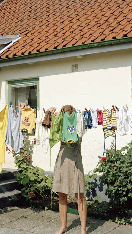 西方人,一个人,家,站,举,竖图,室外,白天,正面,裙子,欧洲,欧洲人,仅一个年轻女性,仅一个女性,仅一个人,一排,许多,吊挂,悬挂,连衣裙,服装,整齐,瓦片,房屋,墙,屋檐,屋子,挂,休闲装,楼房,檐,墙壁,墙面,住宅,排列,衣服,托,站着,休闲,休闲服,晒,服饰,队列,年轻女性,女人,女性,白种人,举起,举手,举着,向上举,向上伸,向上托,站立,半身,彩图,房子