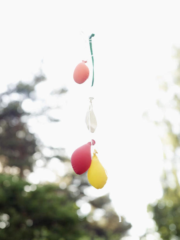 无人,竖图,室外,特写,白天,仰视,旅游,度假,游戏,美景,树林,植物,玩具,阴影,朦胧,模糊,光线,影子,塑料,景观,云,云朵,玩,云彩,娱乐,树,树木,三个,黄色,红色,蓝色,绿色,白云,蓝天,天空,阳光,自然,气球,塑料制品,天,享受,休闲,充气玩具,橡胶,景色,放松,益智,生长,成长,活动,磨损,发泄,消遣,智力,自然风光,橡胶制品,宣泄,玩耍,嬉戏,彩图,低角度拍摄