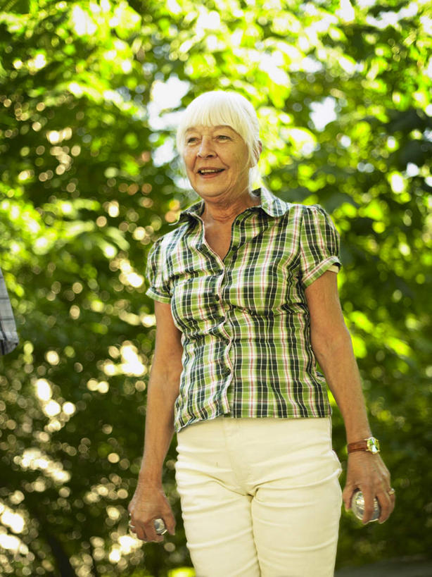 西方人,一个人,公园,站,笑,微笑,露齿笑,竖图,室外,白天,正面,衬衫,美景,植物,欧洲,欧洲人,仅一个女性,仅一个人,握,阴影,光线,方格,格子,影子,景观,地面,拿,拿着,注视,树,树木,两个,绿色,阳光,自然,保健球,观察,看,站着,健身球,景色,握着,仅一个老年女性,生长,成长,观看,察看,关注,自然风光,康复球,老年健身球,老年女性,女人,女性,白种人,站立,半身,彩图,衬衣