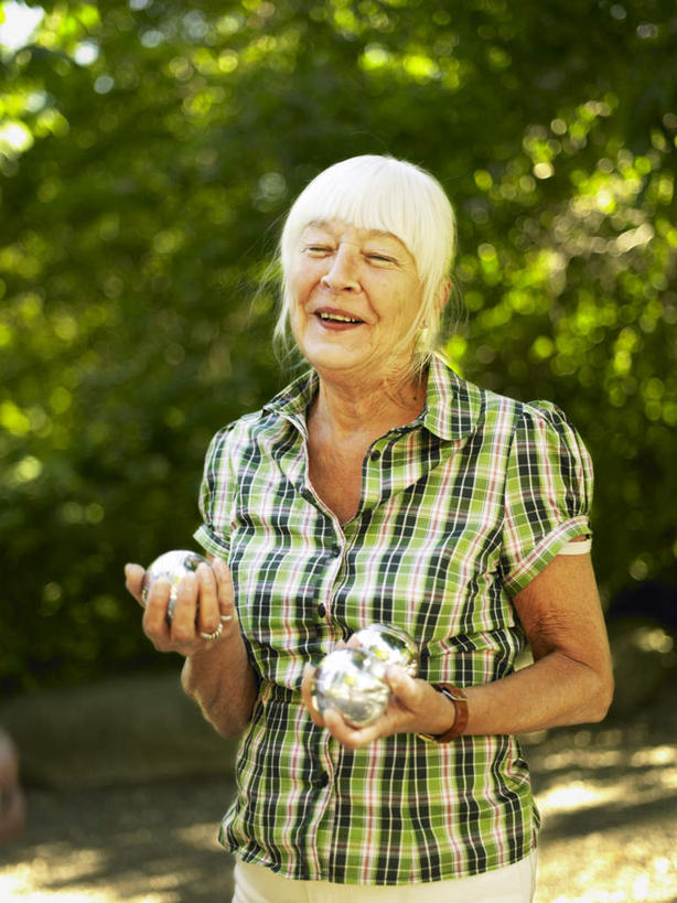 西方人,一个人,公园,站,笑,微笑,露齿笑,竖图,室外,白天,正面,衬衫,美景,植物,欧洲,欧洲人,仅一个女性,仅一个人,握,阴影,光线,方格,格子,影子,景观,地面,拿,拿着,注视,树,树木,两个,绿色,阳光,自然,保健球,观察,看,站着,健身球,景色,握着,仅一个老年女性,生长,成长,观看,察看,关注,自然风光,康复球,老年健身球,老年女性,女人,女性,白种人,站立,半身,彩图,衬衣