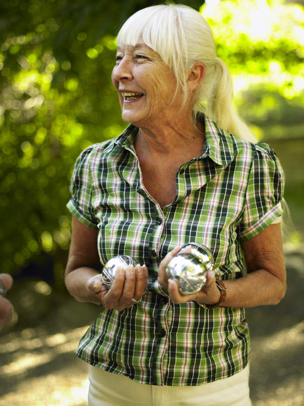 西方人,一个人,公园,站,笑,微笑,露齿笑,竖图,室外,白天,正面,衬衫,美景,植物,欧洲,欧洲人,仅一个女性,仅一个人,握,阴影,光线,方格,格子,影子,景观,地面,拿,拿着,注视,树,树木,三个,绿色,阳光,自然,保健球,观察,看,站着,健身球,景色,握着,仅一个老年女性,生长,成长,观看,察看,关注,自然风光,康复球,老年健身球,老年女性,女人,女性,白种人,站立,半身,彩图,衬衣