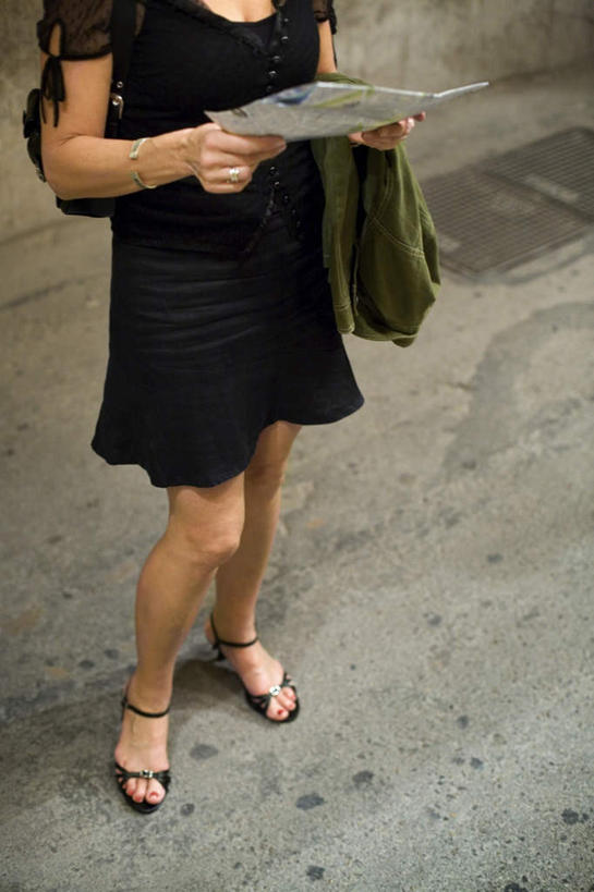 西方人,一个人,商务人士,商务女性,站,举,竖图,俯视,室外,白天,高跟鞋,欧洲,欧洲人,仅一个年轻女性,仅一个女性,仅一个人,握,套装,包,材料,档案,皮包,文件,下水道,墙,地面,拿,拿着,注视,墙壁,墙面,衣服,资料,观察,看,托,站着,握着,观看,单肩包,察看,关注,文档,商务装,工薪阶层,年轻女性,女人,女性,白种人,白领,上班族,举起,举手,举着,向上举,向上伸,向上托,站立,半身,彩图,高角度拍摄