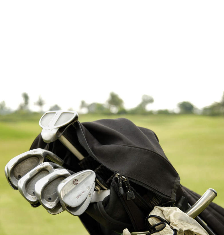 无人,竖图,俯视,室外,白天,草地,草坪,植物,高尔夫,高尔夫球,球场,高尔夫球场,草,树,树木,蓝色,绿色,蓝天,天空,自然,天,生长,晴朗,成长,高尔夫球杆,绿茵场,高尔夫运动,高尔夫球具,高尔夫球杆包,高尔夫拉杆箱,高尔夫拉杆包,万里无云,晴空,晴空万里,彩图,高角度拍摄