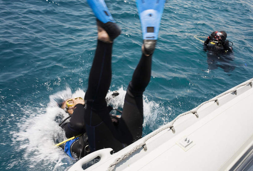 游泳,西方人,两个人,伙伴,朋友,躺,横图,俯视,室外,白天,锻炼,友谊,运动,海浪,海洋,轮船,船,欧洲,欧洲人,握,潜水镜,泳镜,浪花,拿,拿着,海水,交通工具,蛙鞋,握着,潜水,脚蹼,呼吸管,载具,潜水装备,海景,面镜,浮潜,潜水运动,卧着,体育,友情,男人,男性,年轻男性,白种人,大海,风浪,海,海水的波动,近岸浪,涌浪,躺着,卧,彩图,高角度拍摄,全身,健身