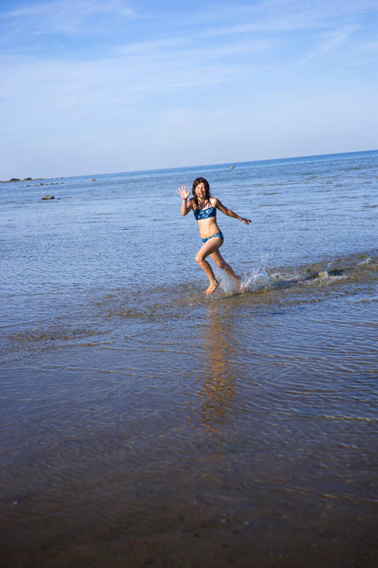 西方人,儿童,一个人,跑,竖图,室外,白天,正面,泳装,比基尼,锻炼,纯洁,运动,海浪,海洋,沙滩,欧洲,欧洲人,仅一个女性,仅一个人,阴影,波纹,光线,沙子,影子,海岸,浪花,云,云朵,涟漪,沙地,打招呼,云彩,挥手,小孩,蓝色,白云,蓝天,水纹,天空,阳光,海水,波浪,天,仅一个小孩,可爱,童年,童趣,晴朗,海景,童真,烂漫,无邪,水晕,体育,天真,女孩,女人,女性,白种人,孩子,大海,风浪,海,海水的波动,海滩,近岸浪,涌浪,晴空,跑步,彩图,全身,三点式,泳衣,健身,女生