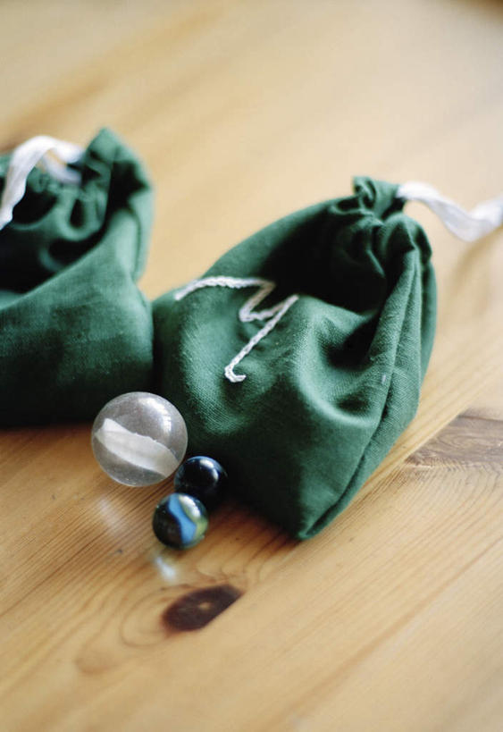 无人,竖图,俯视,室内,特写,白天,游戏,地板,袋子,礼物,玩具,包装袋,纸袋,地面,玩,娱乐,弹珠,木地板,两个,三个,蓝色,白色,黑色,休闲,益智,礼品,活动,发泄,消遣,欣赏,智力,礼品袋,弹球,宣泄,美观,玩耍,嬉戏,彩图,高角度拍摄