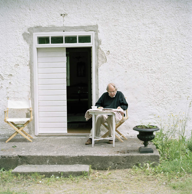 咖啡,西方人,眼睛,眉毛,睫毛,秃头,一个人,坐,横图,室外,白天,正面,阅读,幸福,门,桌子,报纸,杯子,椅子,欧洲,欧洲人,瞳孔,仅一个男性,仅一个人,戴,握,学习,破旧,陈旧,木制,瓷器,木椅,墙,咖啡杯,陶瓷制品,一杯,拿,拿着,娱乐,墙壁,墙面,饮料,两个,黄色,白色,木制品,门框,看,仅一个老年男性,享受,休闲,温馨,放松,乐趣,浏览,握着,眼部,戴着,提神,舒适,瓷杯,醒脑,掉漆,软饮料,老年男性,男人,男性,白种人,光头,无发,睫,眉,眼,眼睫毛,眼眉,坐着,彩图,全身,眼眉毛