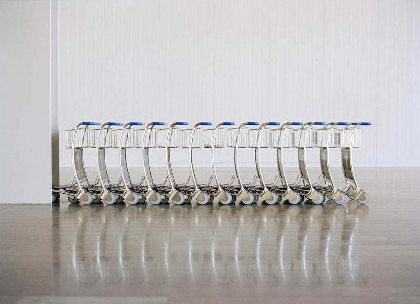 机场,横图,室内,白天,正面,地板,飞机场,金属制品,一排,许多,整齐,金属,墙,地面,木地板,墙壁,墙面,排列,蓝色,白色,把手,手推车,行李车,队列,航空站,空港,半身,彩图