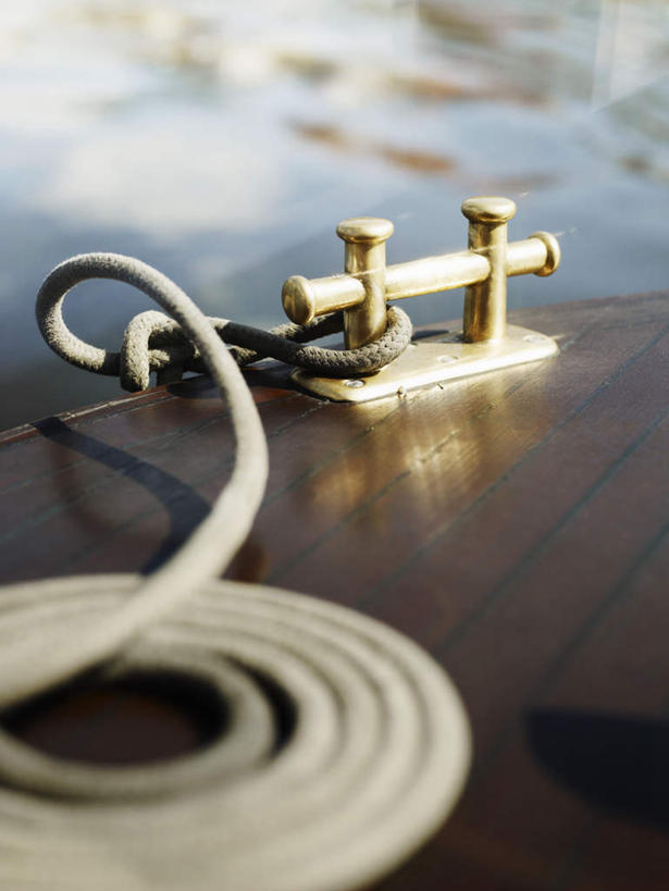 无人,码头,竖图,俯视,室外,白天,港口,船,金属制品,阴影,光线,金属,木制,钩子,木板,影子,柱子,游艇,停留,阳光,木制品,绳子,交通工具,金色,绳索,甲板,停止,载具,缆绳,系船柱,缆绳桩,缆绳柱,系缆桩,逗留,停顿,彩图,高角度拍摄,摆渡口,埠头,渡口,渡头,港湾,海港,货运码头,口岸,商港