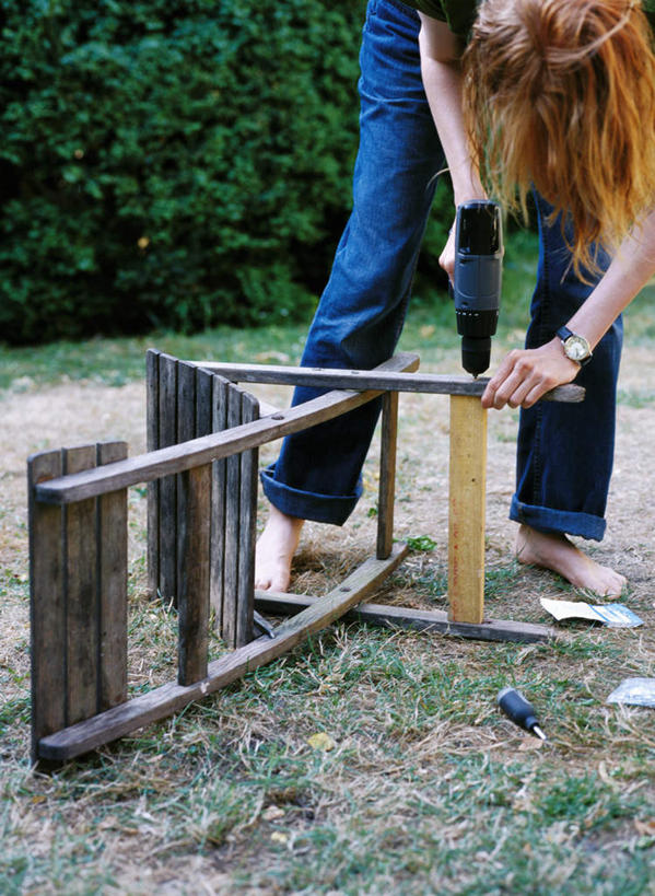 西方人,一个人,站,竖图,室外,白天,正面,草地,草坪,植物,椅子,欧洲,欧洲人,仅一个年轻女性,仅一个女性,仅一个人,弯腰,握,木制,木椅,拿,拿着,草,树,树木,一个,红色,绿色,自然,木制品,站着,赤脚,握着,生长,单个,成长,电钻,修理,打孔机,弯身,修缮,年轻女性,女人,女性,白种人,长发,站立,半身,彩图