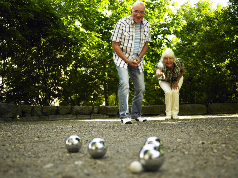 西方人,两个人,夫妻,站,蹲,笑,微笑,露齿笑,横图,室外,白天,仰视,衬衫,爱情,植物,金属制品,欧洲,欧洲人,五个,一副,许多,戴,弯腰,阴影,服装,光线,金属,方格,格子,眼镜,影子,浪漫,休闲装,球,树,树木,衣服,黄色,绿色,白色,黑色,阳光,自然,站着,休闲,球体,休闲服,恩爱,恋人,服饰,生长,成长,戴着,近视眼镜,弯身,老年男性,老年女性,男人,男性,女人,女性,白种人,长发,夫妇,情侣,蹲着,站立,彩图,低角度拍摄,全身,衬衣,伴侣,短发