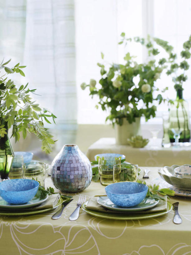 无人,竖图,室内,白天,正面,植物,餐具,金属制品,五个,一把,许多,装饰,盛开,金属,布料,碟子,盘,盆栽,叉,陶瓷,盆景,陶瓷制品,两把,花蕾,布纹,桌布,花,花瓣,花朵,鲜花,黄色,蓝色,绿色,白色,自然,盘子,餐巾,碟,台布,碗,刀,花苞,花蕊,生长,成长,华丽,修饰,点缀,三盆,衬托,美观,雅致,雅观,进餐用具,烹调用具,彩图