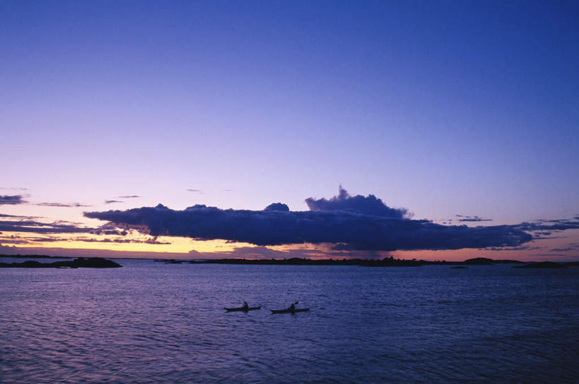 两个人,伙伴,朋友,坐,横图,俯视,室外,白天,锻炼,快乐,友谊,比赛,运动,竞争,海浪,海洋,日落,船,阴影,波纹,光线,影子,浪花,晚霞,霞光,云,云朵,木船,涟漪,两艘,云彩,娱乐,蓝色,白云,蓝天,水纹,天空,阳光,海水,黄昏,交通工具,波浪,天,休闲,彩霞,划,晴朗,舟,体育运动,载具,海景,水晕,体育,友情,大海,风浪,海,海水的波动,近岸浪,涌浪,晴空,夕阳,坐着,彩图,高角度拍摄,全身,健身