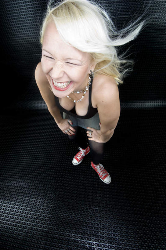 西方人,指甲,一个人,笑,微笑,露齿笑,竖图,俯视,室内,白天,爱情,风,项链,金属制品,欧洲,欧洲人,仅一个年轻女性,仅一个女性,仅一个人,一条,许多,戴,服装,金属,背心,浪漫,休闲装,手叉腰,装饰品,一个,衣服,红色,黑色,耳环,戒指,饰品,首饰,叉腰,吹,休闲,休闲服,金色,恩爱,服饰,单个,飘逸,信物,戴着,双手叉腰,权利,手饰,超脱,超逸,俊逸,萧洒,潇洒,年轻女性,女人,女性,白种人,长发,手指甲,彩图,高角度拍摄,全身