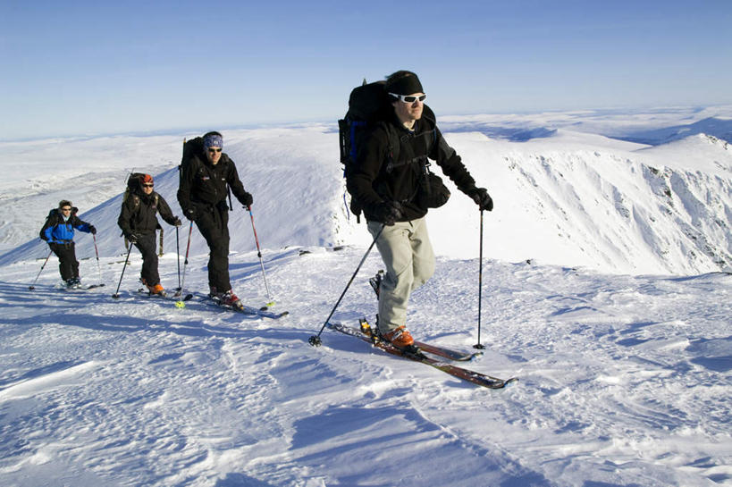 西方人,背,四个人,伙伴,朋友,横图,室外,白天,正面,友谊,雪,大雪,帽子,欧洲,欧洲人,许多,戴,握,阴影,服装,光线,包,墨镜,眼镜,影子,积雪,雪景,冬季,冬天,拿,旅行包,拿着,休闲装,两个,一个,衣服,黄色,蓝色,紫色,白色,黑色,蓝天,天空,阳光,背包,太阳镜,太阳眼镜,天,背着,休闲,休闲服,遮阳镜,寒冷,划,握着,服饰,晴朗,单个,滑雪板,戴着,万里无云,棉帽,严寒,旅游包,三副,友情,杆子,男人,男性,年轻男性,年轻女性,女人,女性,白种人,长发,晴空,晴空万里,彩图,全身,双肩包,头带