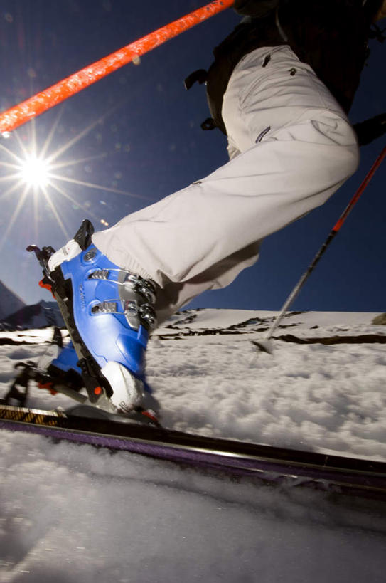 西方人,腿部,腿,一个人,竖图,室外,白天,仰视,太阳,雪,大雪,欧洲,欧洲人,仅一个男性,仅一个人,两根,抬,握,阴影,服装,光线,影子,积雪,雪景,冬季,冬天,拿,拿着,休闲装,仅一个年轻男性,衣服,蓝色,黑色,蓝天,天空,阳光,天,休闲,休闲服,寒冷,划,握着,服饰,晴朗,万里无云,严寒,杆子,男人,男性,年轻男性,白种人,晴空,晴空万里,半身,彩图,低角度拍摄