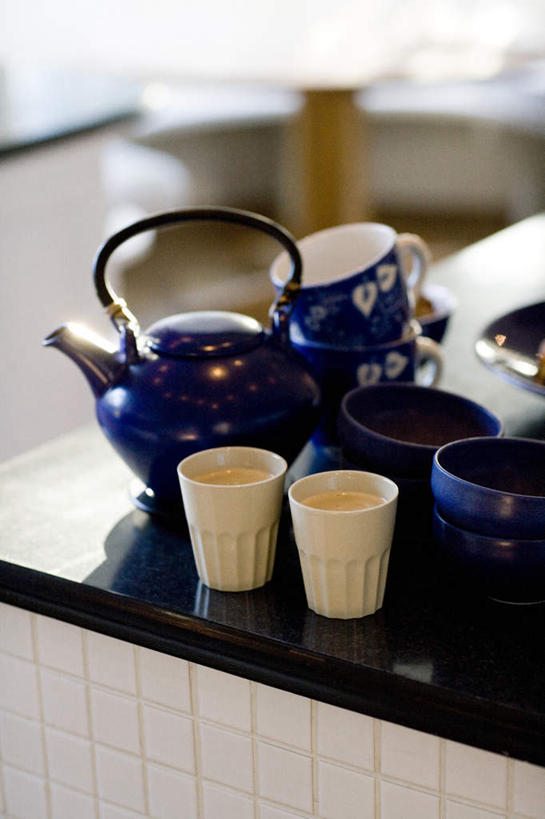 无人,竖图,俯视,室内,特写,白天,厨房,杯子,金属制品,许多,阴影,朦胧,模糊,光线,金属,影子,灶台,一个,蓝色,白色,阳光,茶壶,水杯,单个,茶杯,彩图,高角度拍摄,灶间