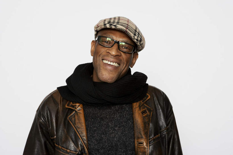 西方人,一个人,站,笑,微笑,露齿笑,横图,室内,白天,白色背景,正面,帽子,欧洲,非洲,黑人,欧洲人,仅一个男性,仅一个人,一副,一条,戴,服装,装饰,格子,眼镜,棕色,休闲装,仅一个年轻男性,衣服,白色,黑色,围巾,站着,休闲,温暖,休闲服,摄影,服饰,影棚,围脖,保暖,华丽,点缀,戴着,御寒,贝雷帽,皮夹克,近视眼镜,衬托,美观,雅致,雅观,男人,男性,年轻男性,非洲人,站立,半身,彩图,影棚拍摄,拍摄